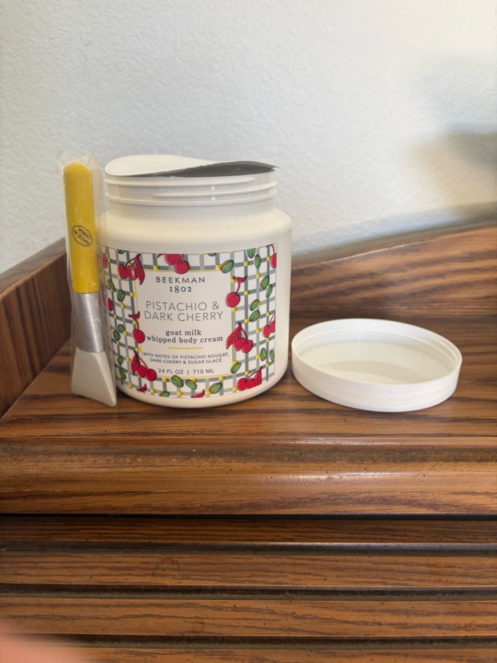 BEEKMAN 1802 SUPER SIZE GOAT MILK  PISTACHIO CHERRY BODY CREAM W/ SPATULA  24 OZ